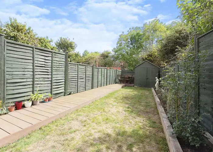 London Suburbia, A Stylish 2Bed With Garden & Parking