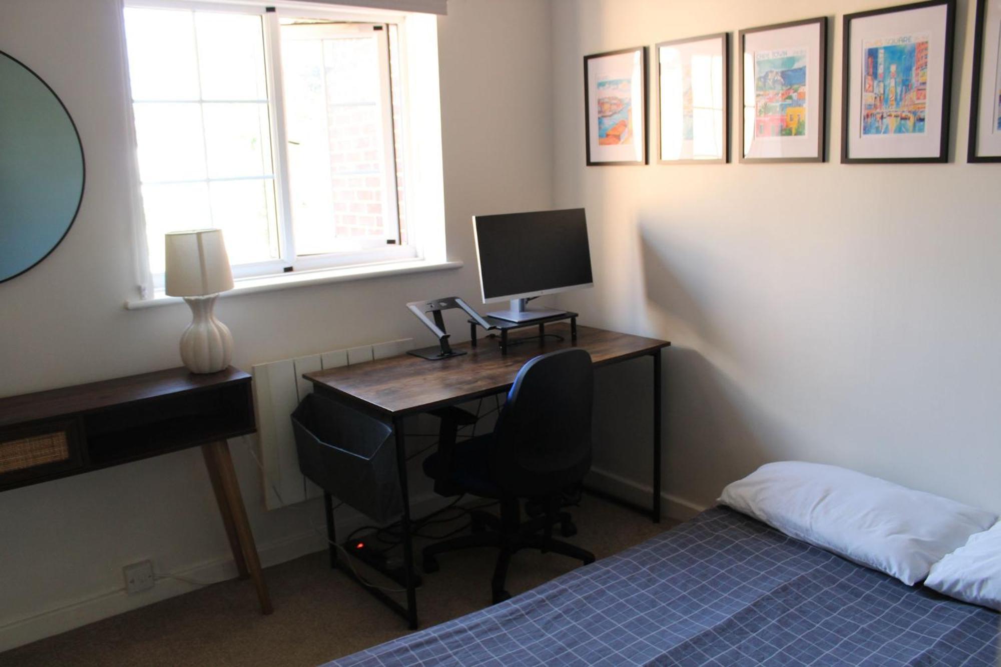 Suburbia, A Stylish 2bed With Garden & Parking Londen